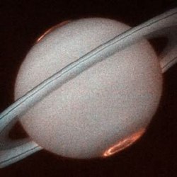 Polarlichter des Saturns an beiden Polen